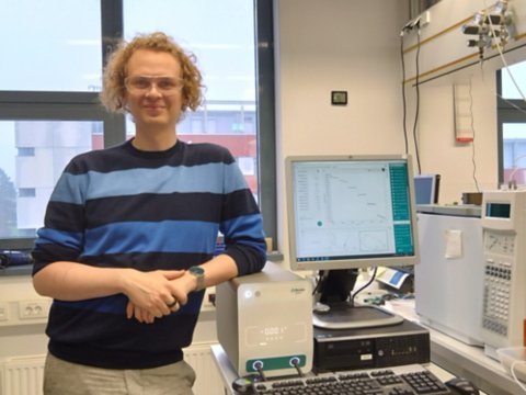 Dr. Adrian Prudlik mit einem VIONIC Potentiostat von Metrohm und der INTELLO Software